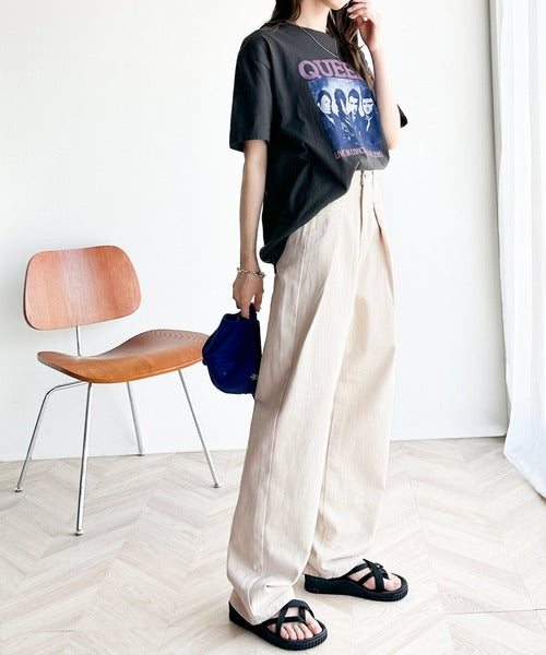 深めのタックが印象的。ハイウエストデニム＆チノ タックワイドパンツ